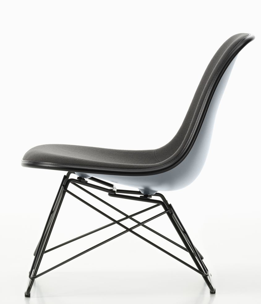 Eames Plastic Side Chair LSR, vollgepolsterter Designstuhl von Vitra mit grauem Stoffbezug und schwarzem Metallgestell.