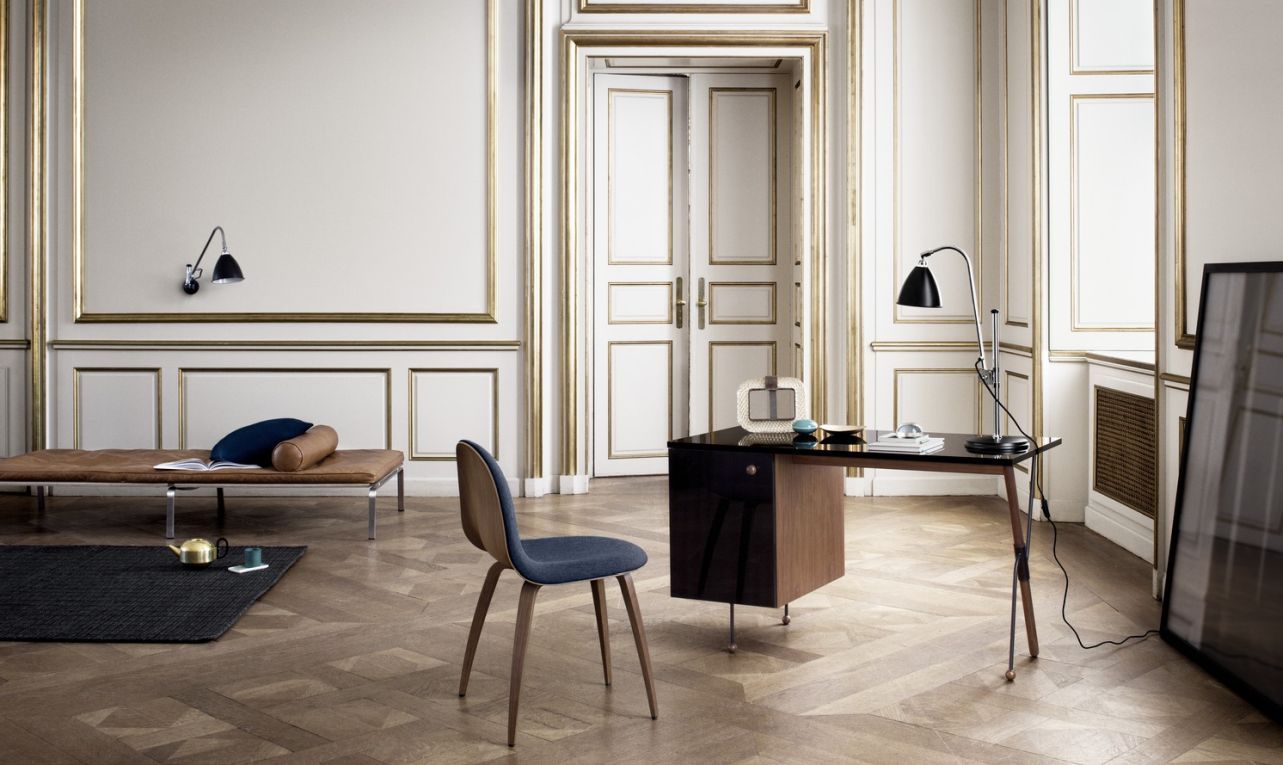 Bestlite Wandleuchte BL6 von Gubi in einem eleganten Interieur mit Schreibtisch und Tagesbett.