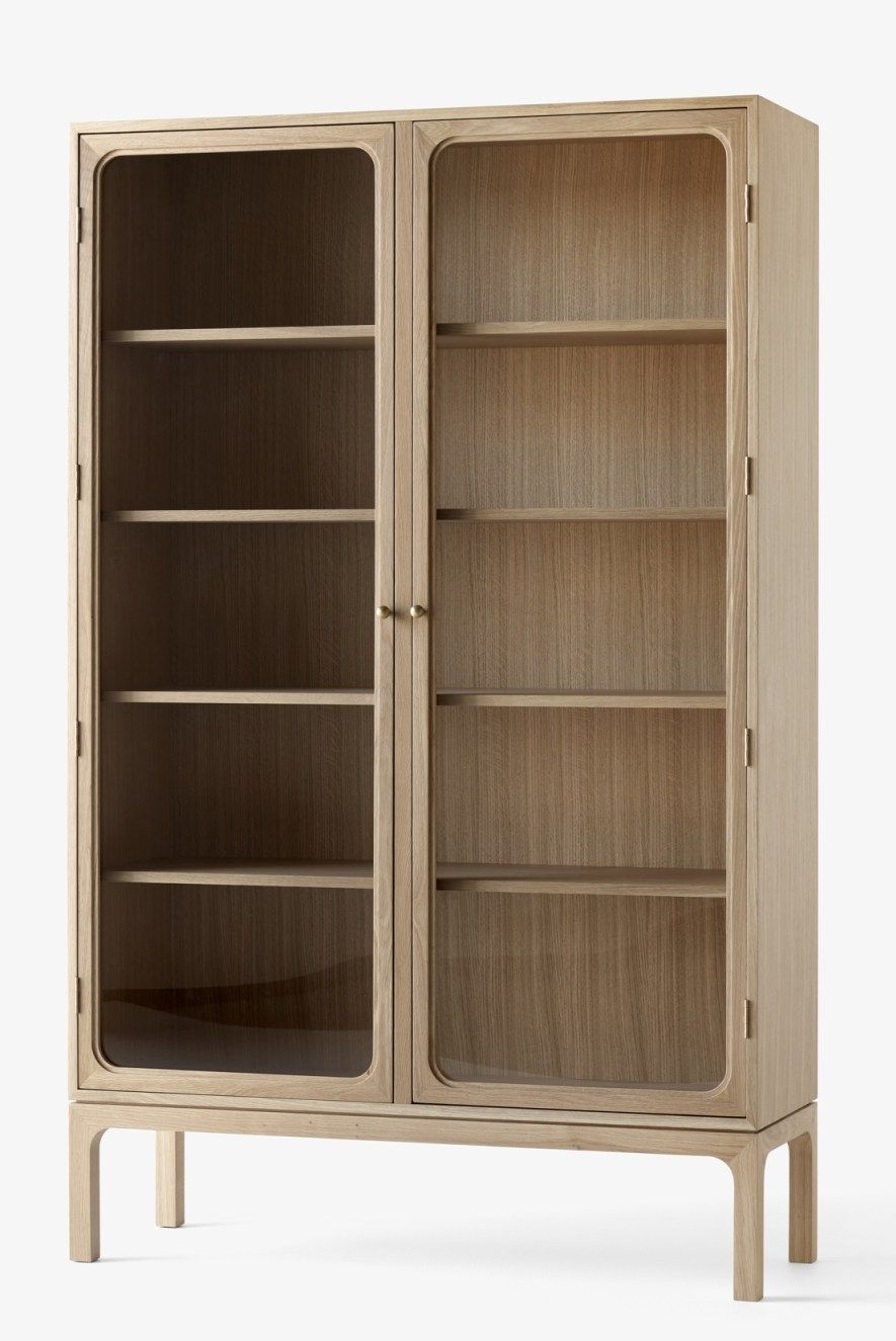 AndTradition Trace Vitrine SC88 aus Eiche mit Glastüren und Regalböden für Wohnzimmer und Esszimmer.