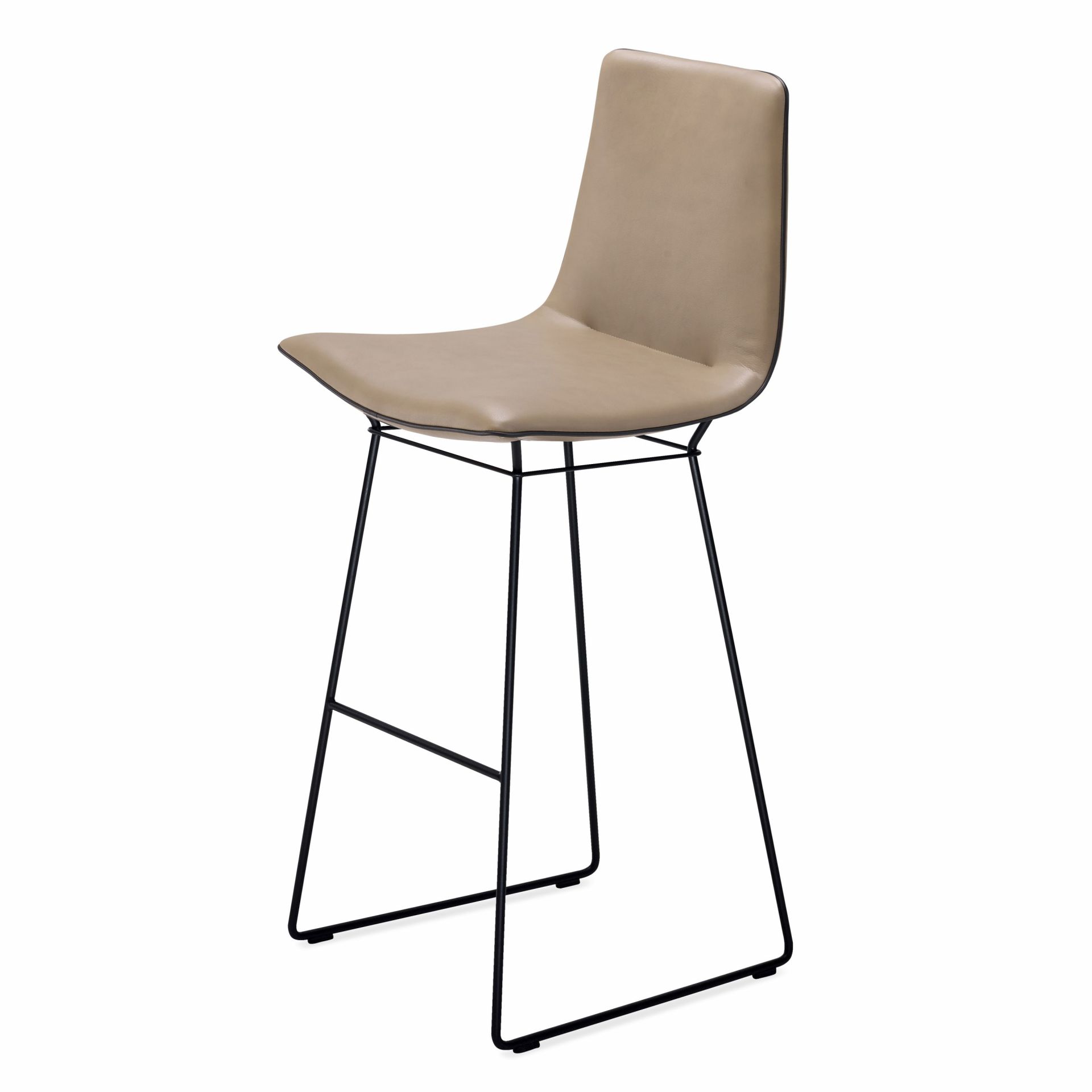 Amelie Barstuhl von Freifrau Manufaktur mit beigem Lederbezug und schwarzem Metallgestell. Moderner Barhocker.