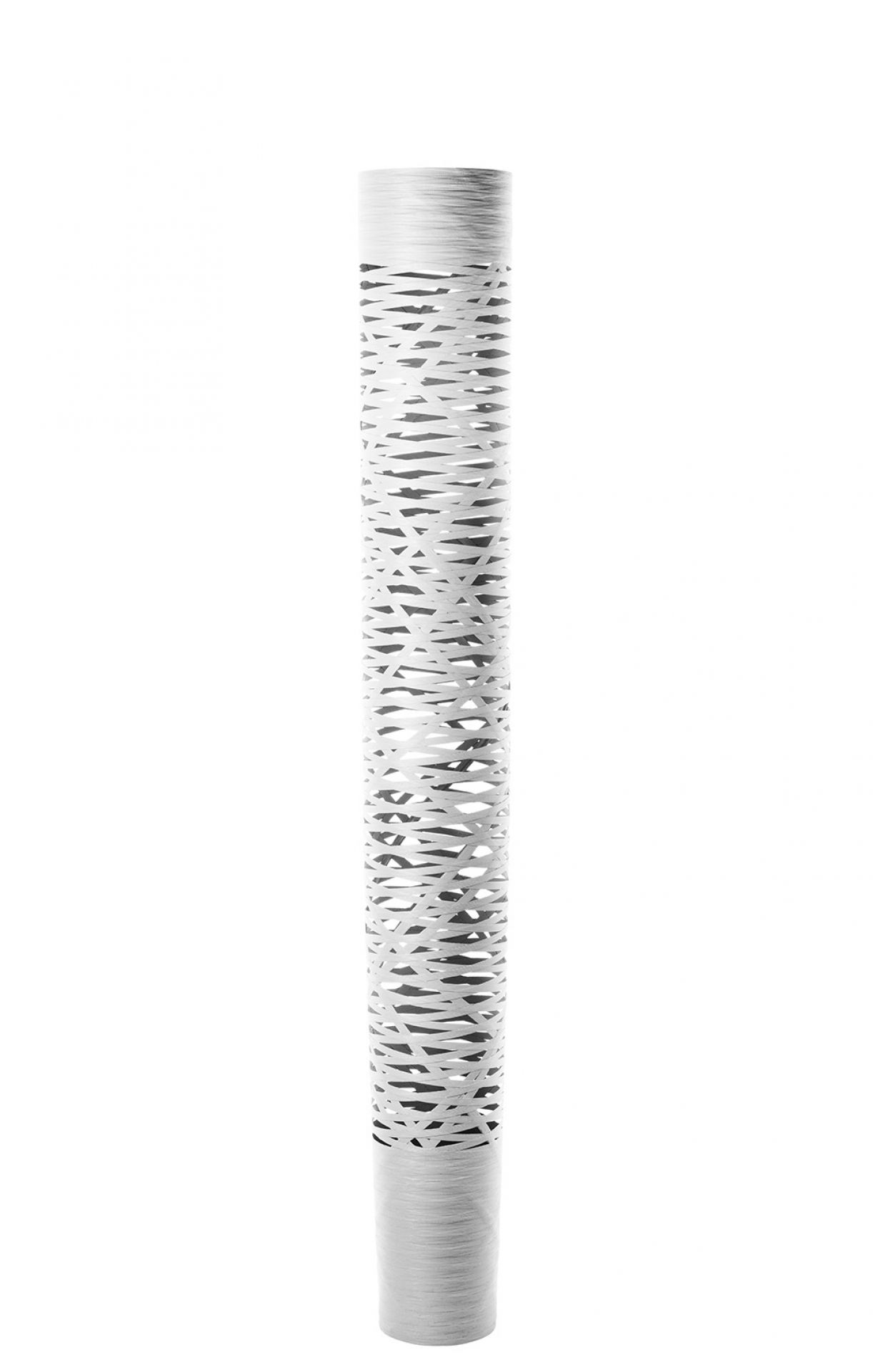 Moderne, hohe weiße Vase mit dekorativem Ausschnittmuster für Wohnzimmer und Innenbereich.