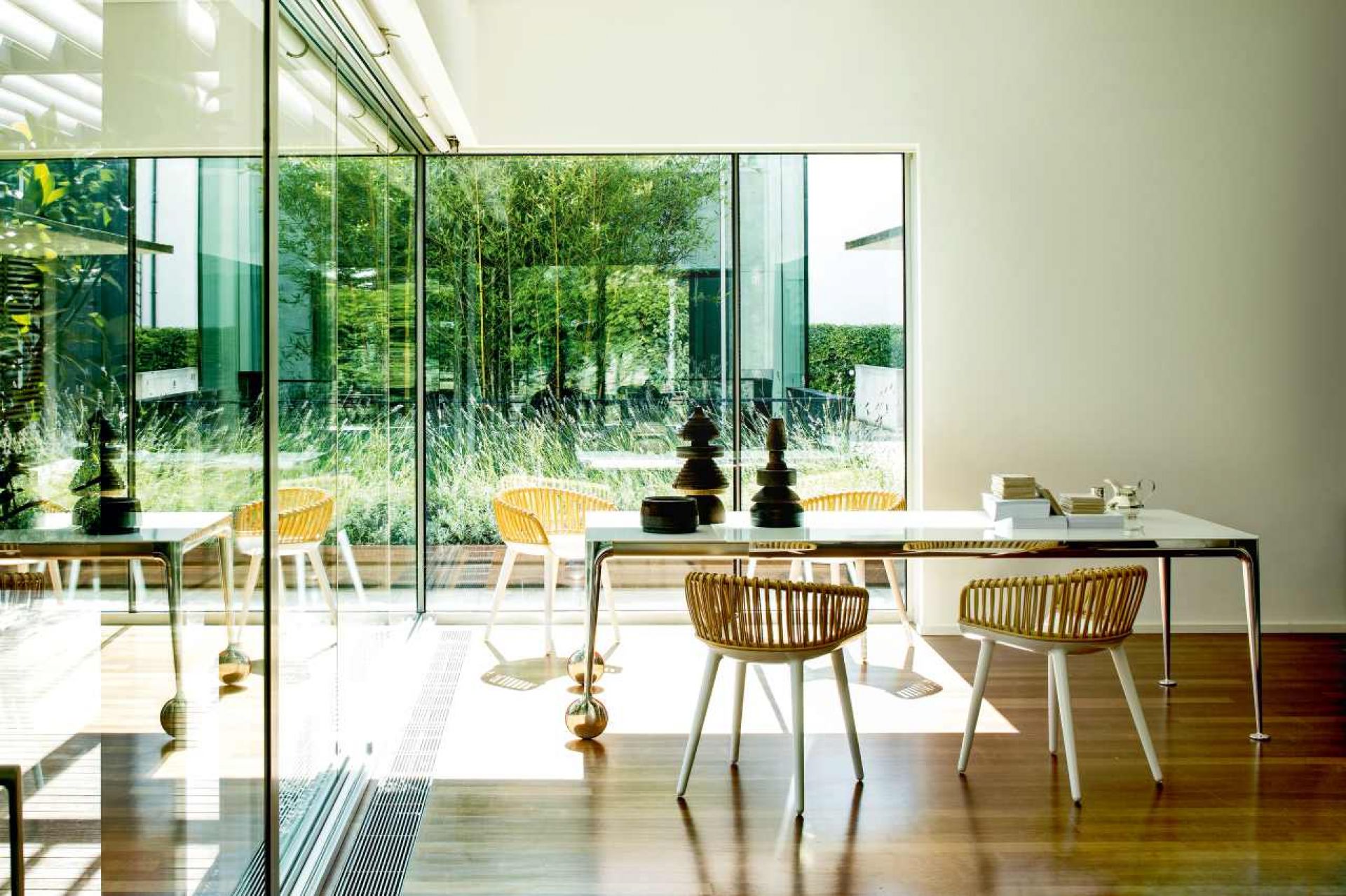 Big Will Table von Magis, rollbarer Esstisch mit weißen Stühlen in einem modernen Esszimmer.