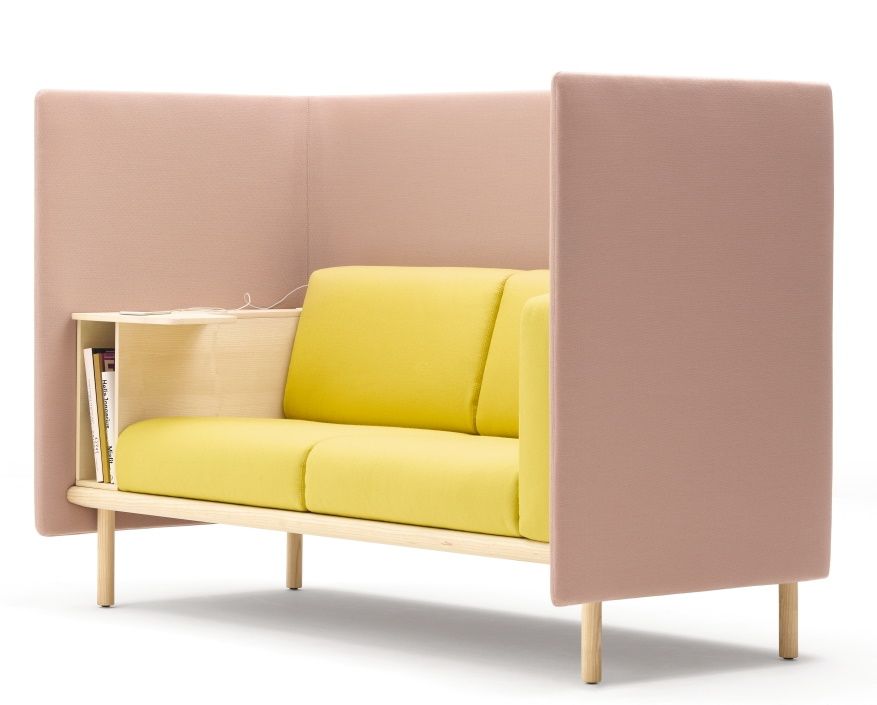 Floater Sofa von Cor, modernes 2-Sitzer Sofa in Gelb mit seitlichen, hohen, rosa Paneelen.