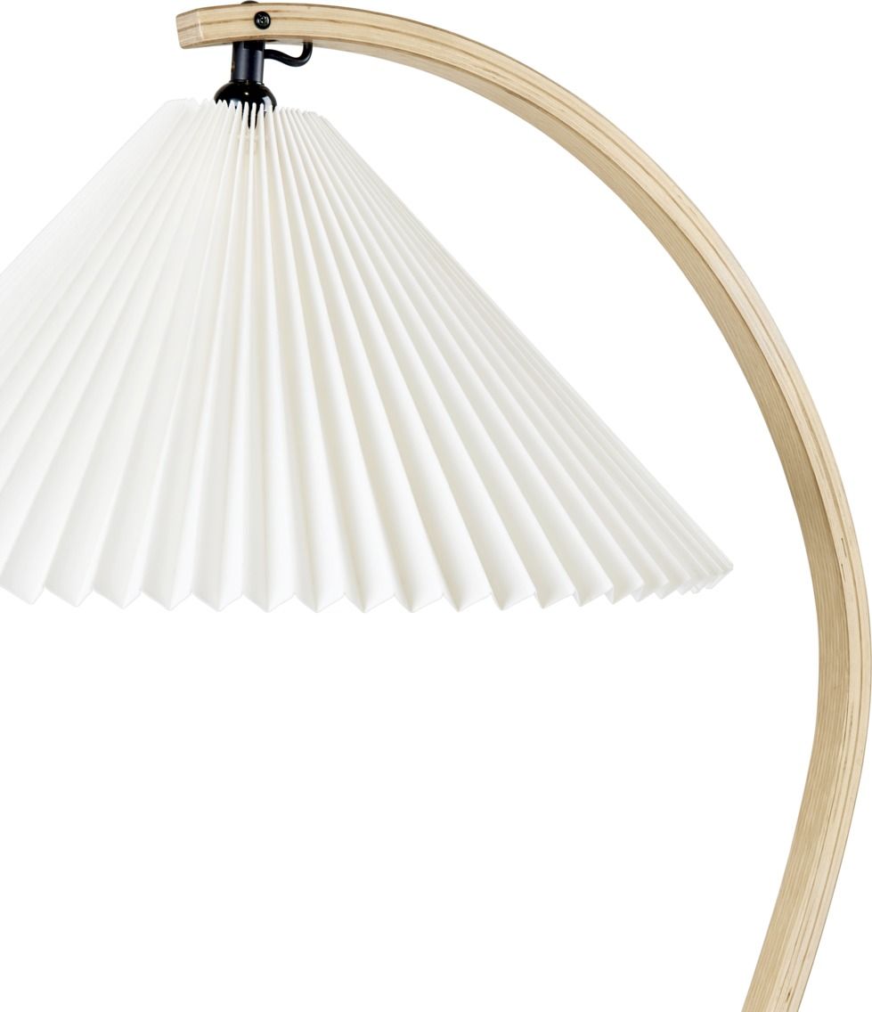 Nahaufnahme der Gubi Timberline Stehleuchte mit plissiertem Lampenschirm und gebogenem Holzfuß, modernes Design für Wohnzimmer.