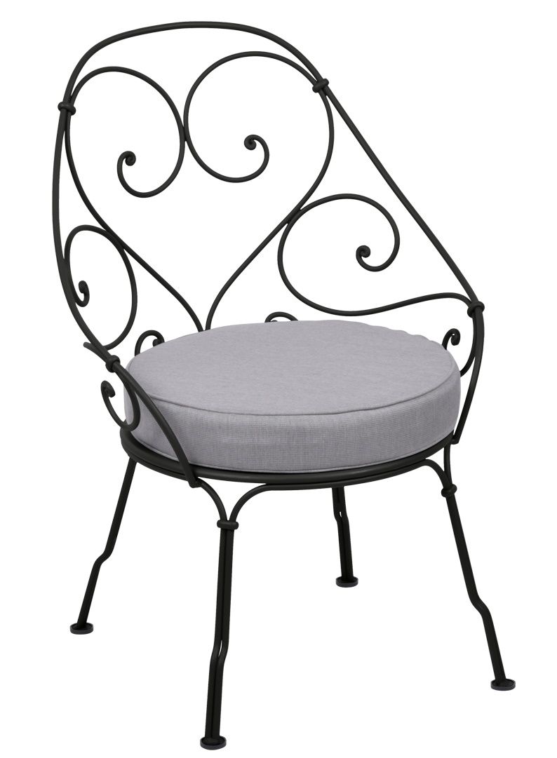 Schwarzer 1900 Sessel Cabriolet von Fermob für den Garten mit grauem Sitzkissen, detailreiche Metallarbeit.