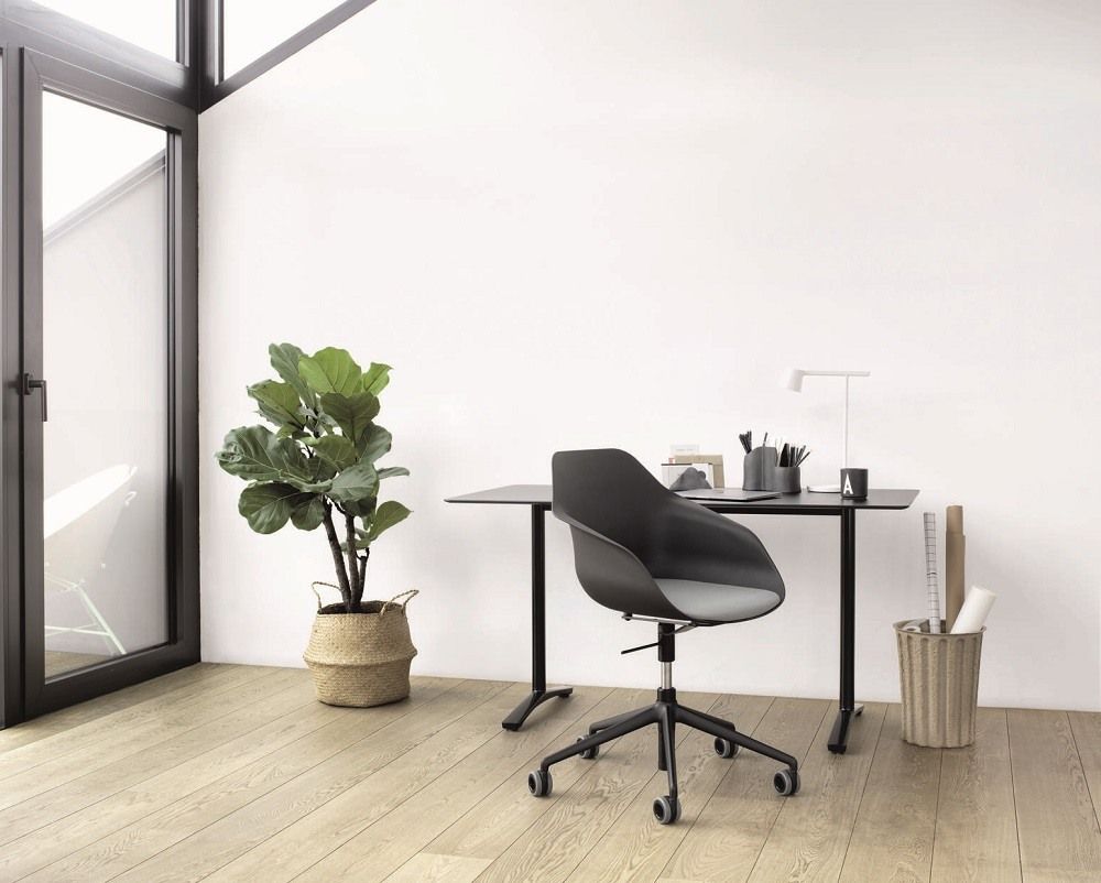 Moderner Yonda Universalstuhl Drehstuhl von Wilkhahn in Schwarz mit grauem Sitzpolster am Schreibtisch.
