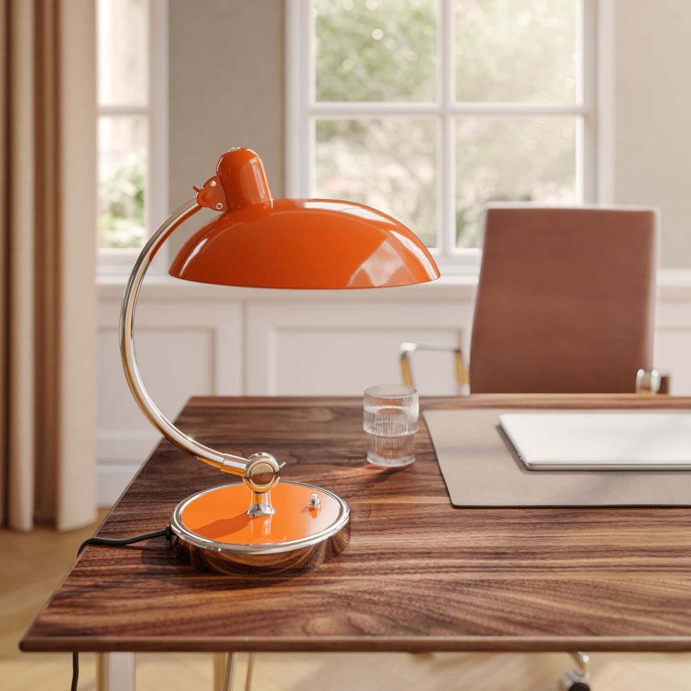 Kaiser idell 6631 T Tischleuchte in Reinorange auf einem Schreibtisch, Designklassiker von Fritz Hansen.