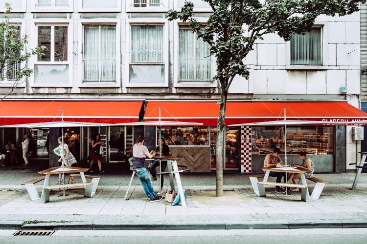 Anker Picknicktisch von Extremis vor einem Café, ideal für den Außenbereich, robust und wetterfest.