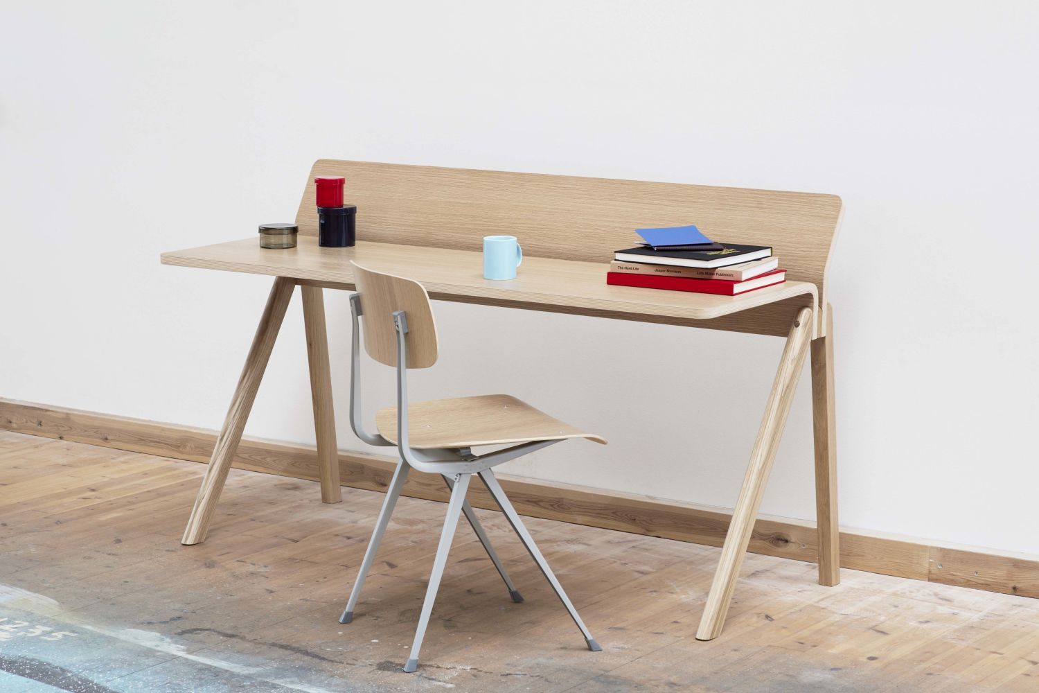 Heller Copenhague CPH 190 Schreibtisch von Hay mit passendem Stuhl und Deko-Elementen.