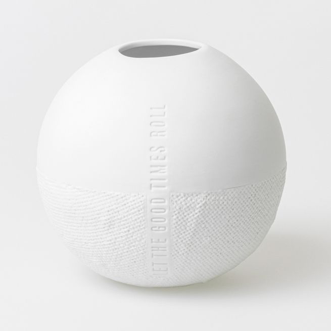 Weiße, runde Formsprache Vase mit "Let the Good Times Roll" Schriftzug und strukturierter Oberfläche. Dekorative Blumenvase für Wohnaccessoires.