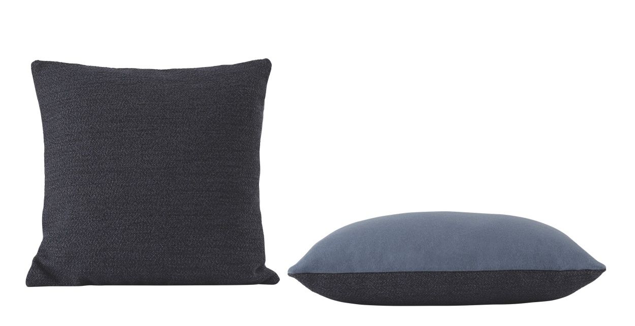 Muuto Mingle Cushion Kissen in Anthrazit und Blau, quadratisch und länglich, für Sofa und Bett.