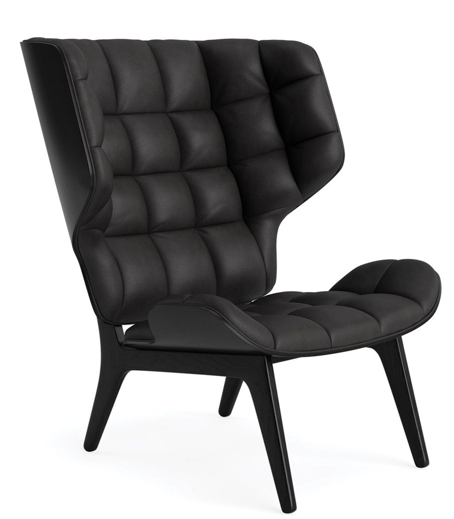Schwarzer Mammoth Chair Sessel von NORR11 mit gestepptem Lederbezug und dunklem Holzgestell, Frontansicht.