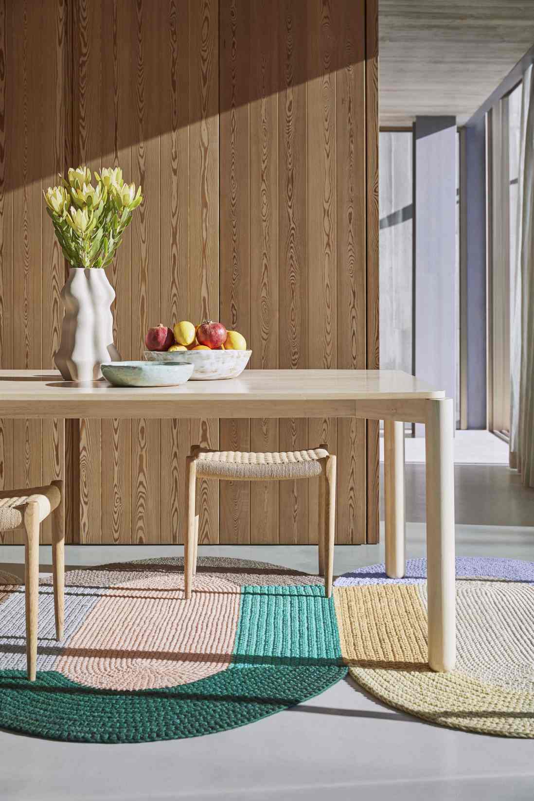 The Crochet Collection Teppich 180x300 cm Gan im Esszimmer mit Holztisch und Stühlen.