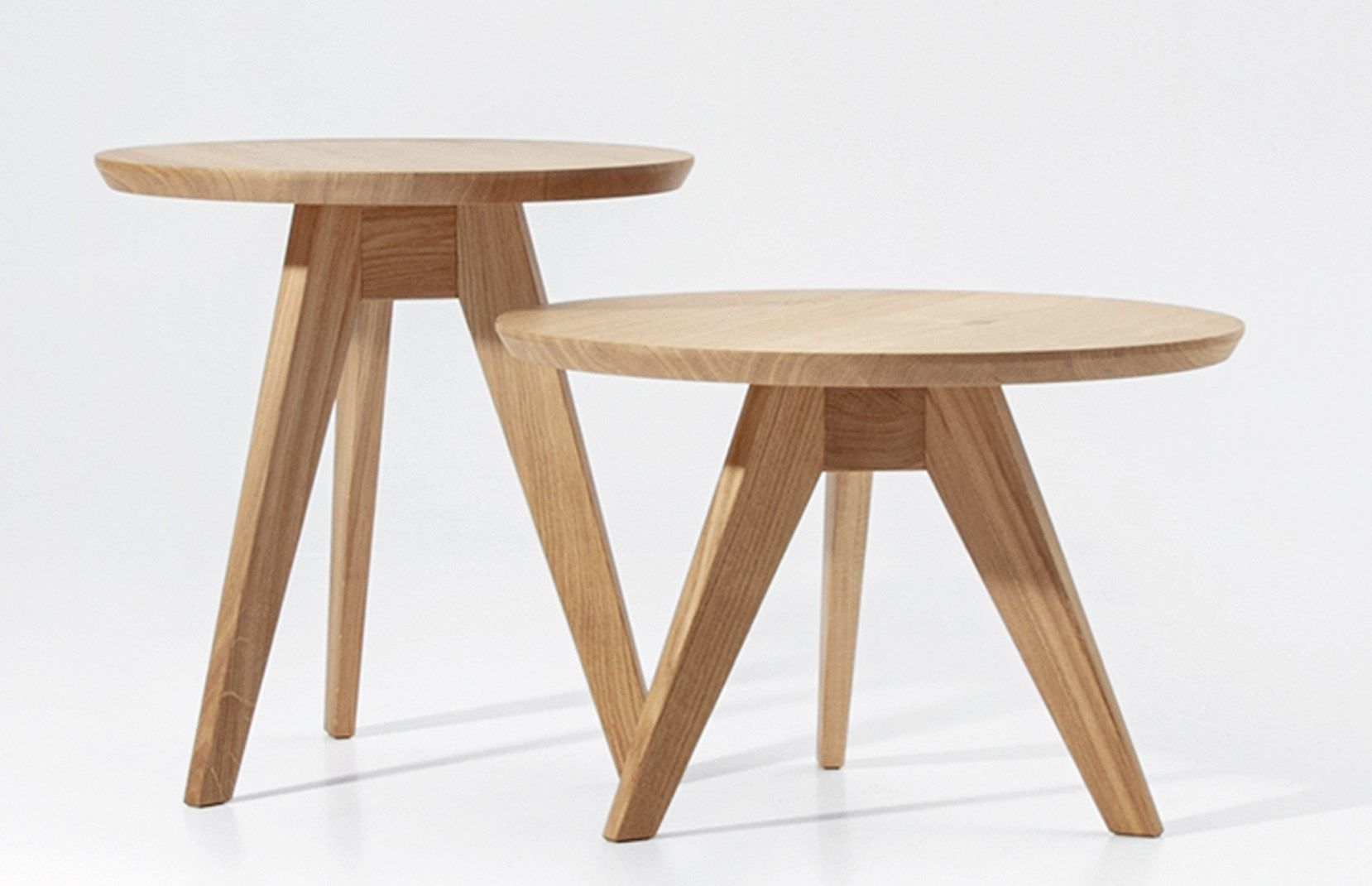 Cena Couchtisch Zeitraum aus hellem Holz, zwei runde Tische unterschiedlicher Höhe, modernes Design.