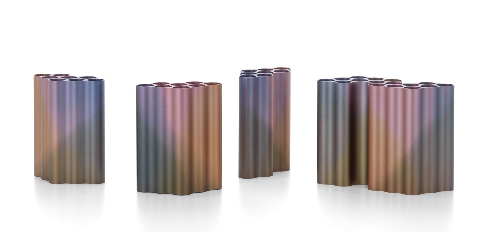 Nuage Vase von Vitra, abstrakte Metallvase in limitierter Edition, modernes Designobjekt für Blumenarrangements.