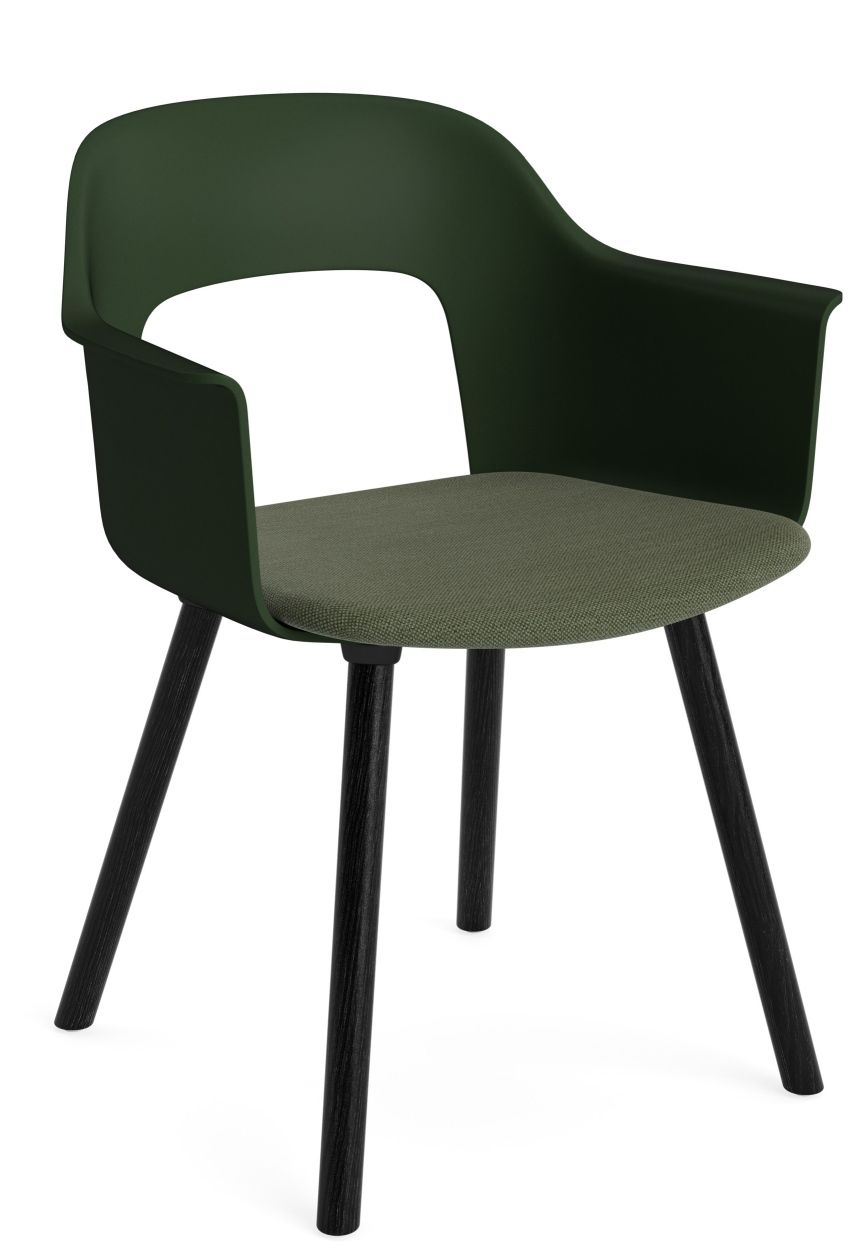 Layout Armchair 223 von Hay, grüner Armlehnstuhl mit Stoffbezug und schwarzen Holzbeinen, modernes Design.