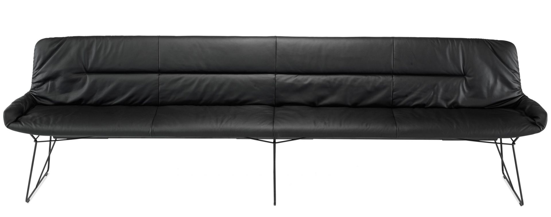 Schwarze Leya Bank der Freifrau Manufaktur mit Lederbezug und filigranem Metallgestell, modernes Design für Wohnzimmer.