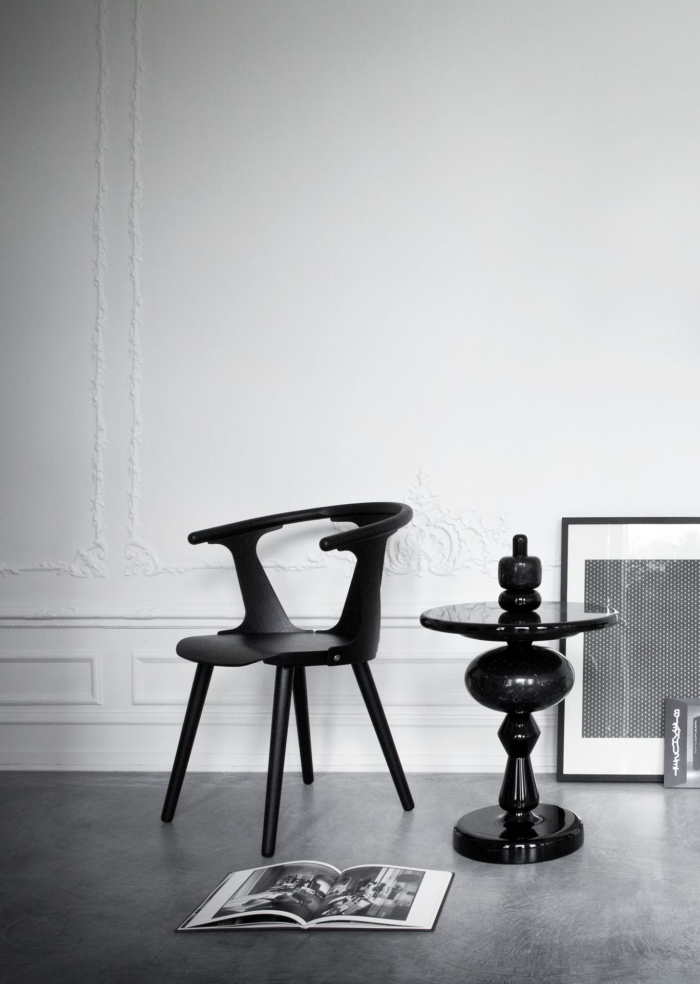 Schwarzer In Between Chair Stuhl SK1 von AndTradition aus Eiche, lackiert, neben einem schwarzen Beistelltisch.