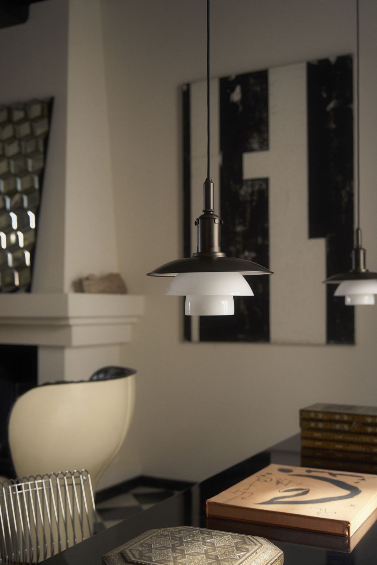 Nahaufnahme einer PH 3/3 Pendelleuchte von Louis Poulsen aus Messing und Opalglas im Interieur.