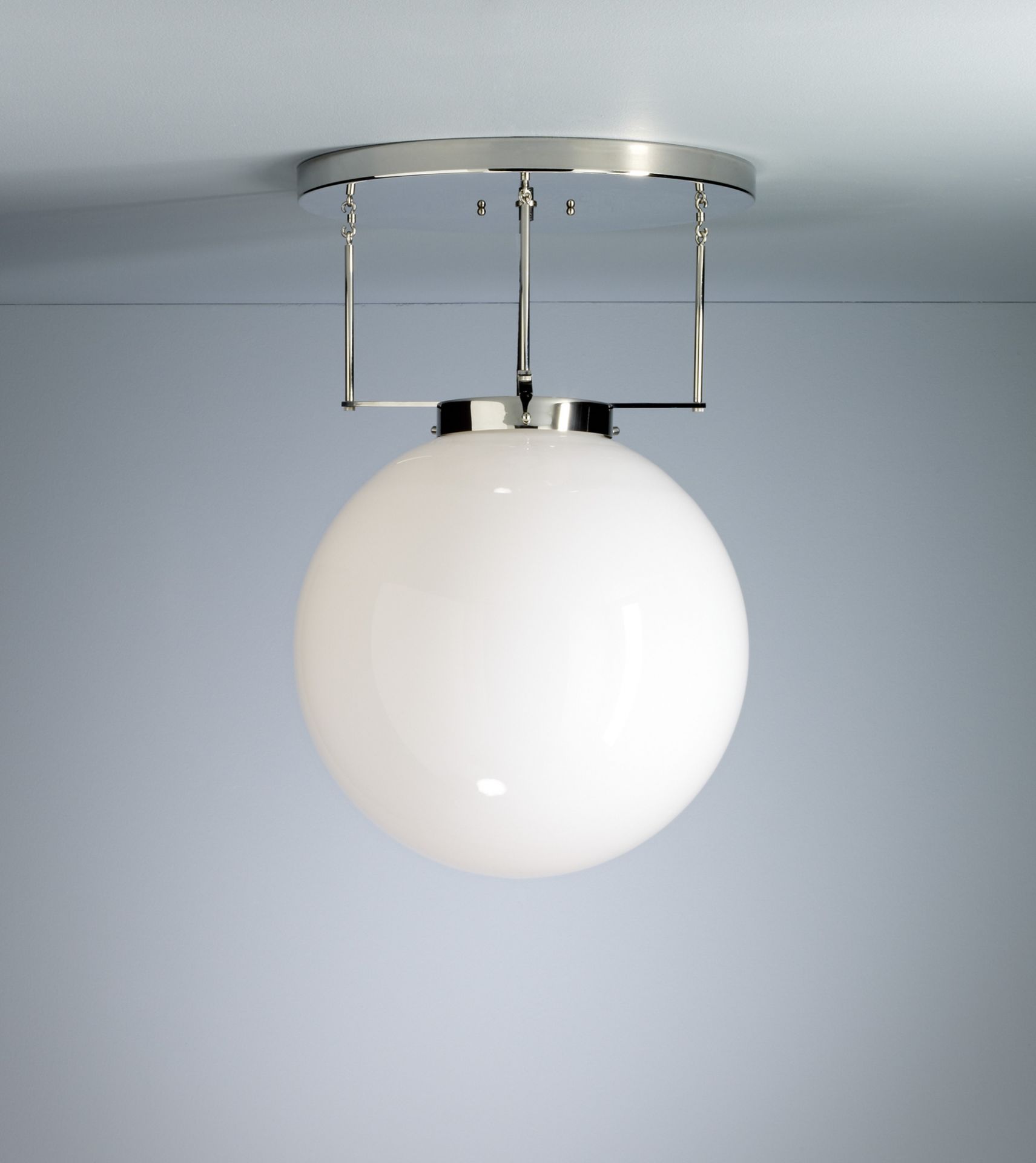 DMB 26 Deckenleuchte von Tecnolumen: Runde, weiße Bauhaus-Leuchte mit Chrom-Elementen, 40 cm Durchmesser.