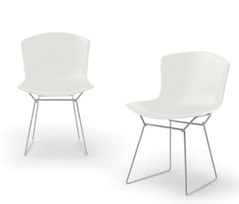 Zwei weiße Bertoia Plastic Side Chairs von Knoll International mit filigranem, silberfarbenem Metallgestell.