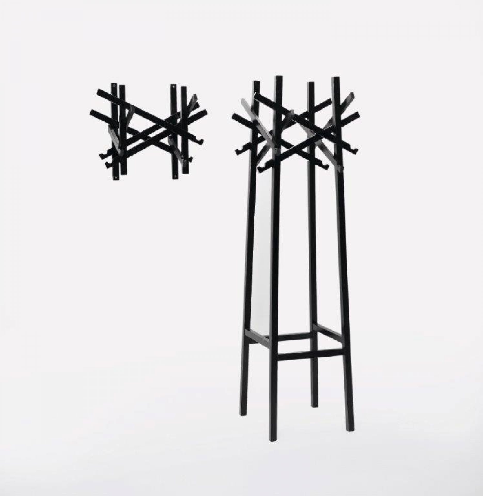 Nest Standgarderobe von Karl Andersson & Soener, schwarze Garderobe mit Wandhaken im modernen Design.