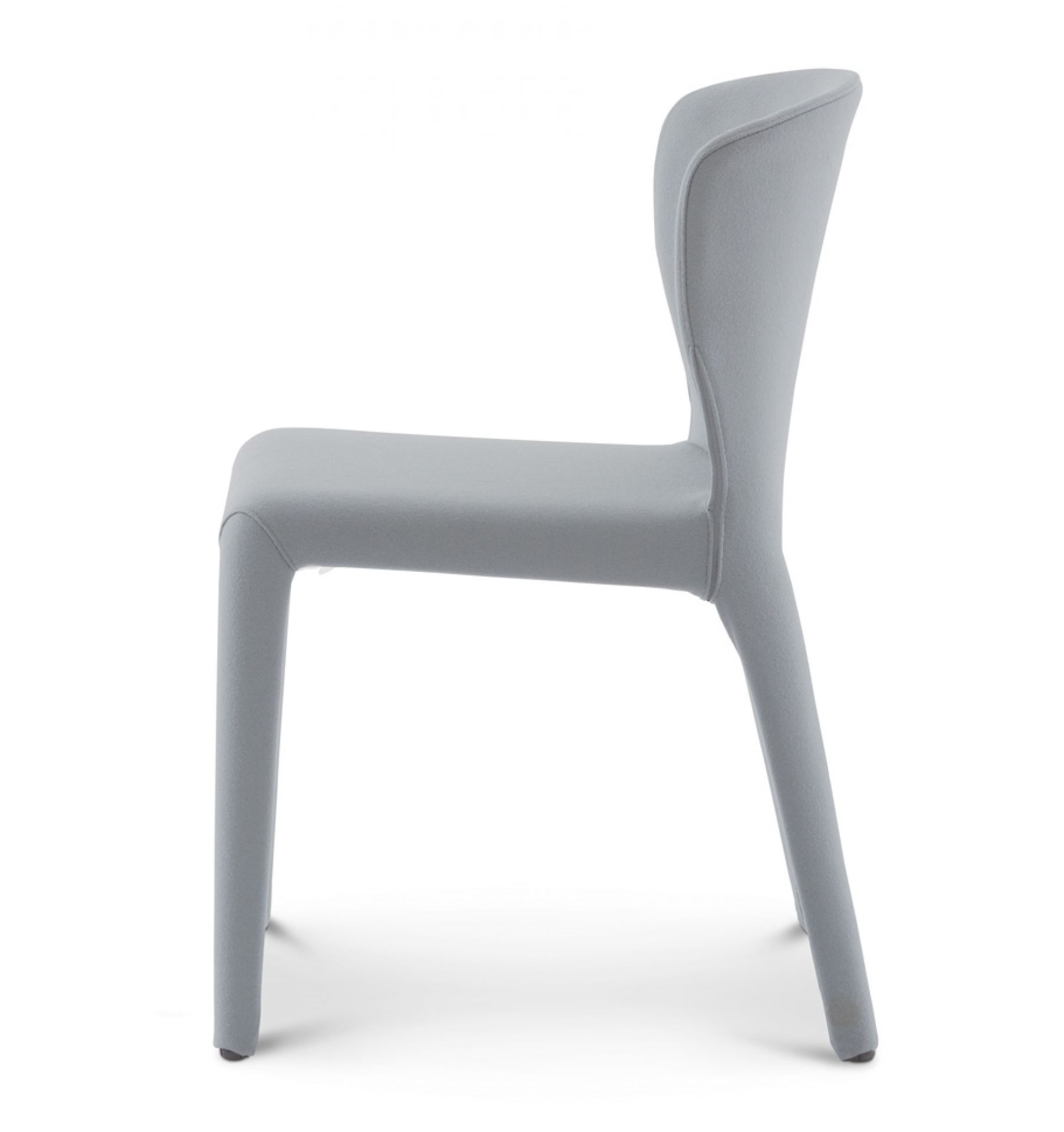 Cassina 369 Hola Stuhl, grauer Design Stuhl mit Stoffbezug, Seitenansicht auf weißem Hintergrund.