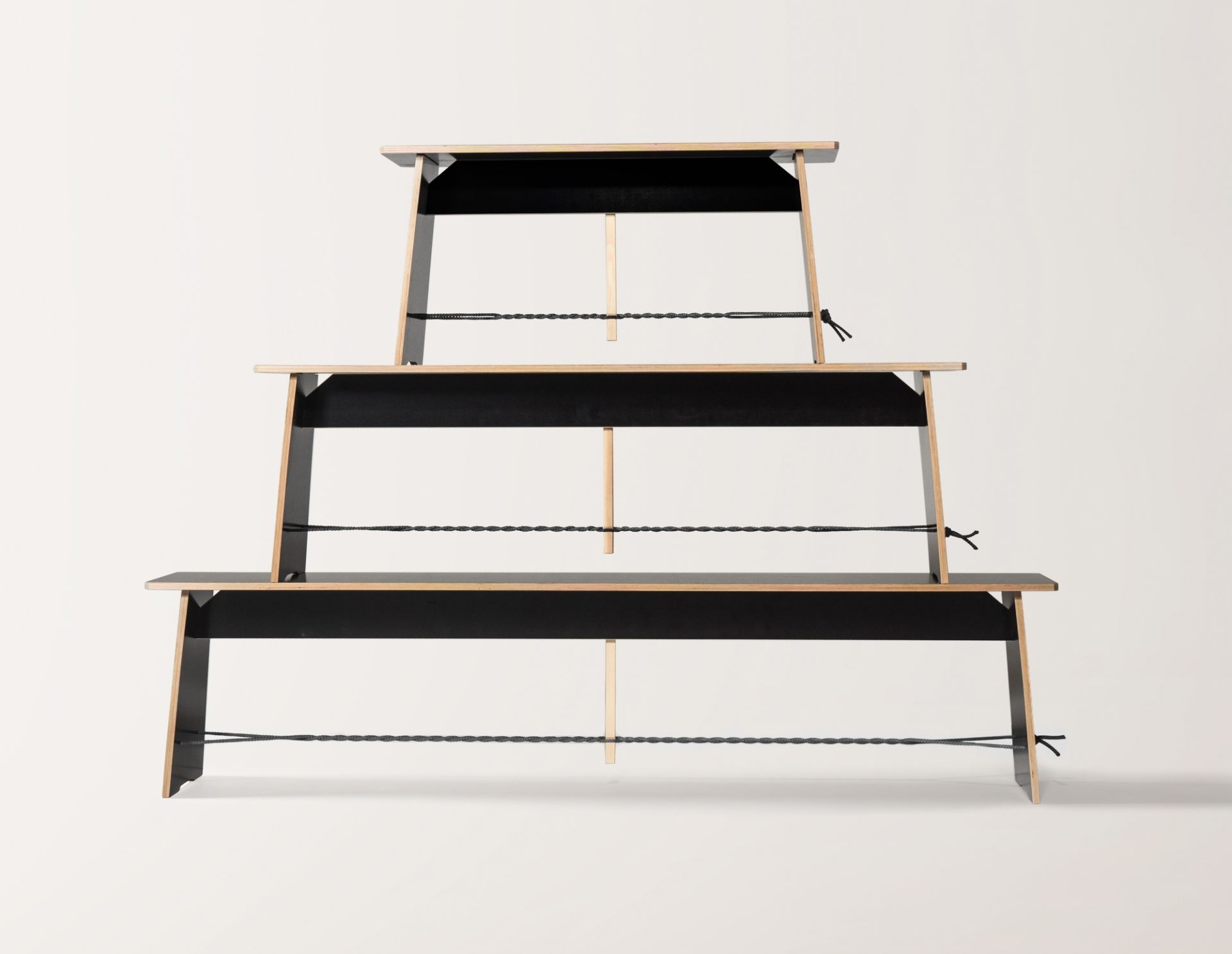 Langer Max Sitzbank von Nils Holger Moormann, 180 cm, weiss mit rotem Seil. Design Sitzmöbel.