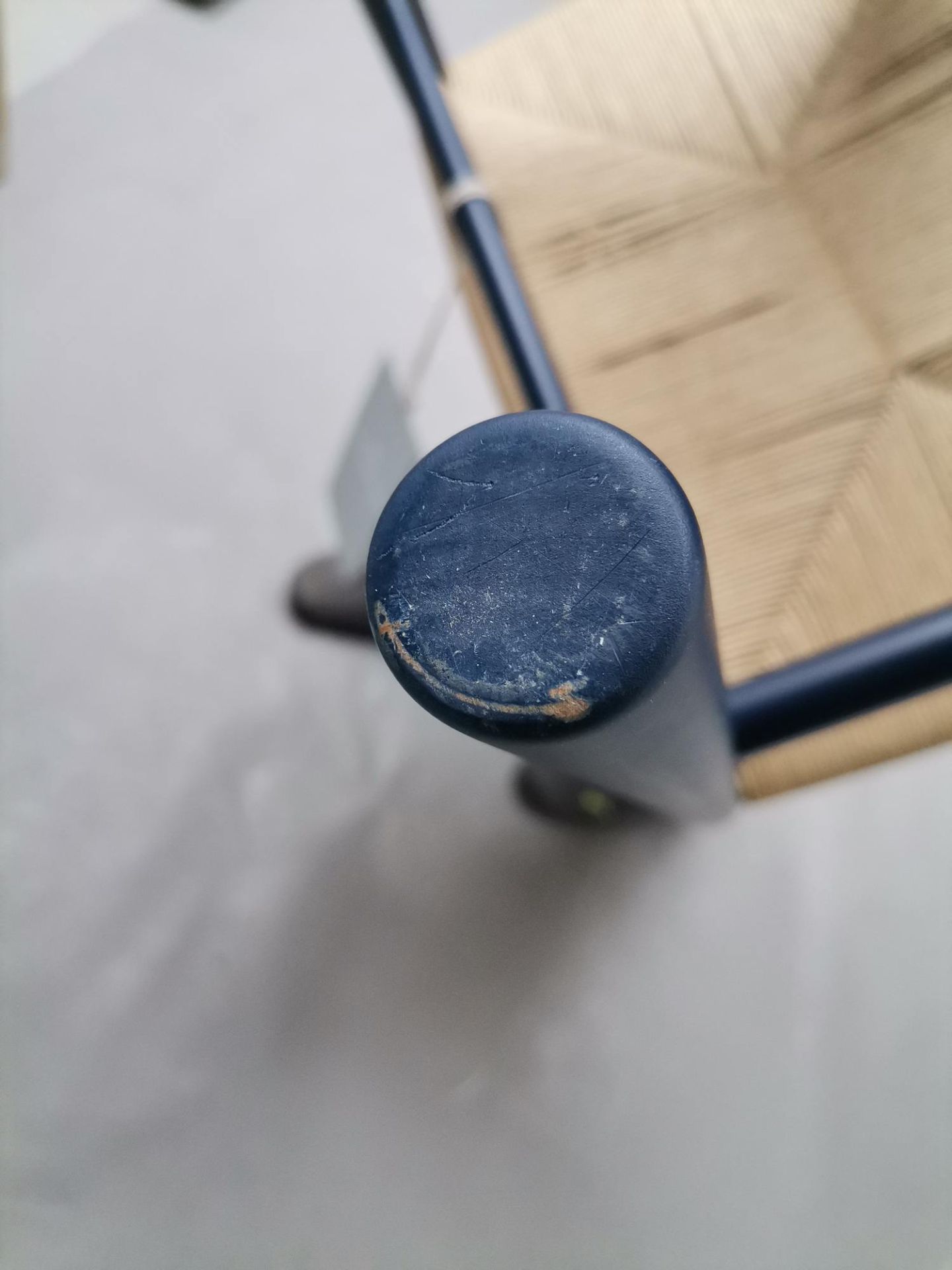 Detailaufnahme des CH53 Hockers in Blau von Carl Hansen & Søn, Mängelexemplar mit Gebrauchsspuren.