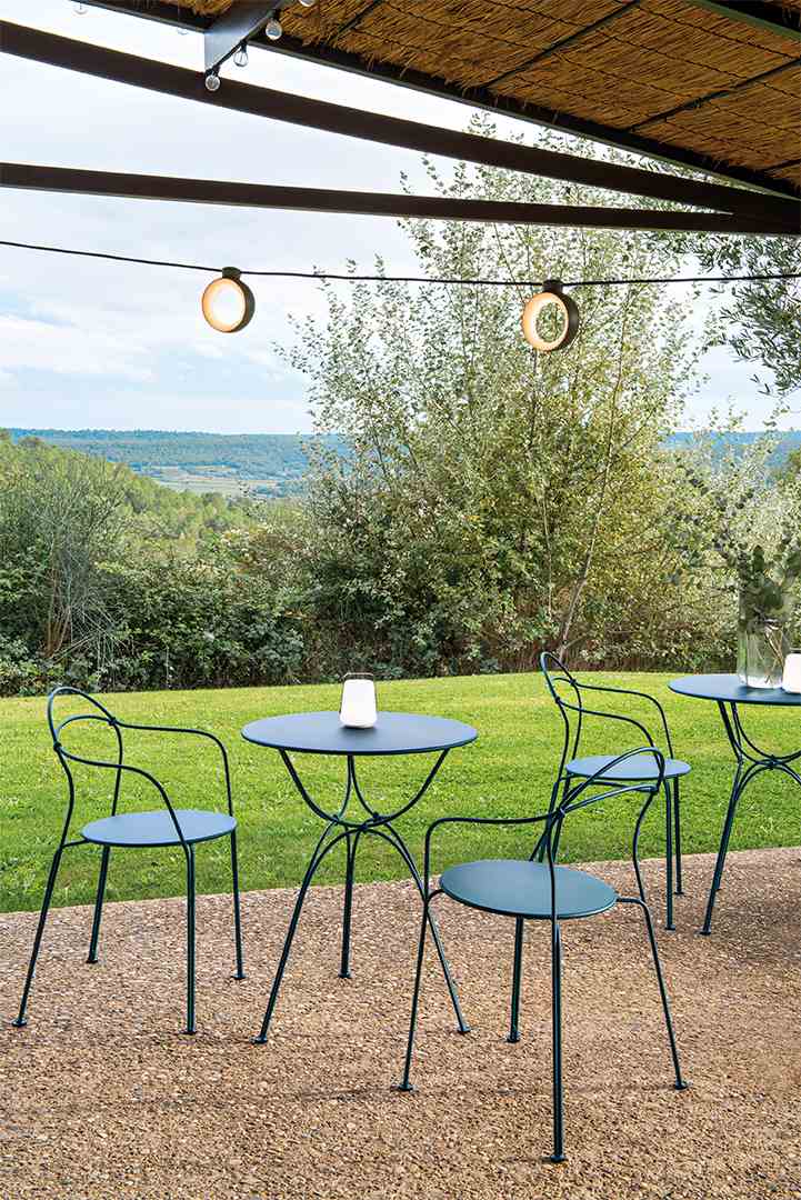 Airloop Tisch Ø 60 cm von Fermob, runder Outdoor Tisch aus Metall im Garten.