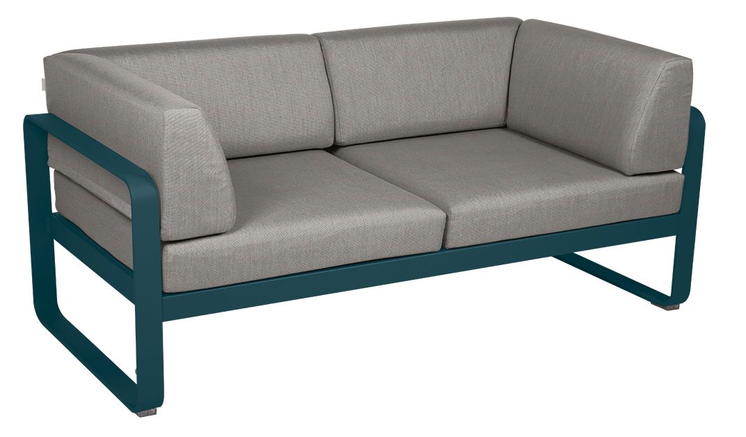 Bellevie Sofa von Fermob für den Außenbereich, 2-Sitzer mit grauem Bezug und blauem Gestell.