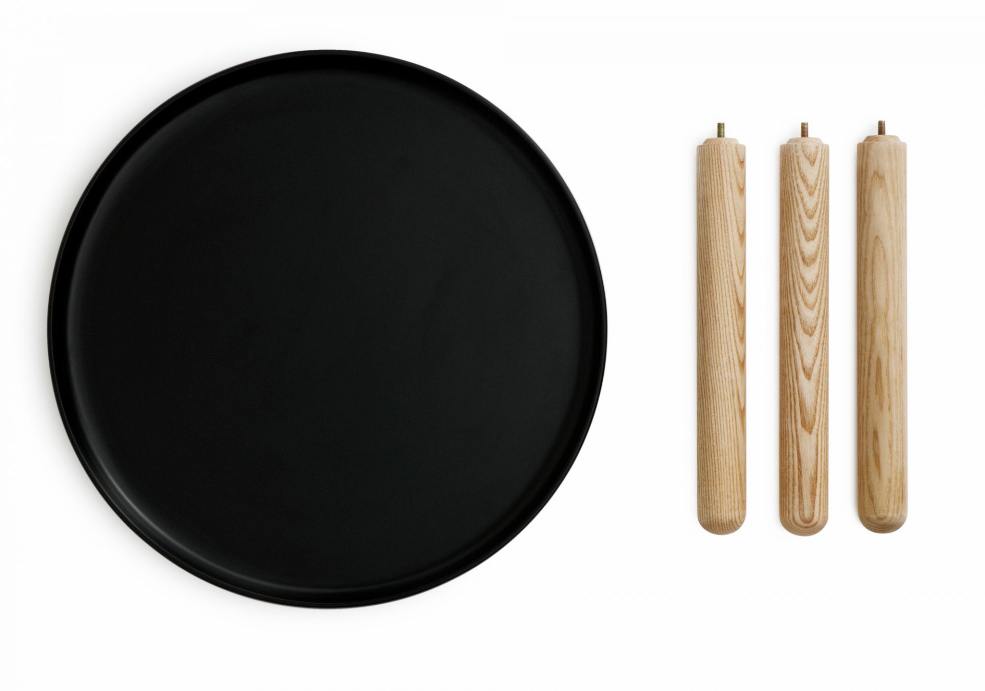 Schwarze Tablo Table Tischplatte und drei helle Holzbeine für den Normann Copenhagen Couchtisch.