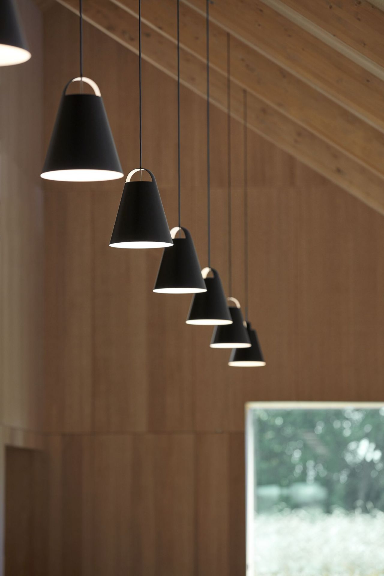 Reihe schwarzer Above Pendelleuchten von Louis Poulsen, moderne Hängelampe für Wohnzimmer und Esszimmer.