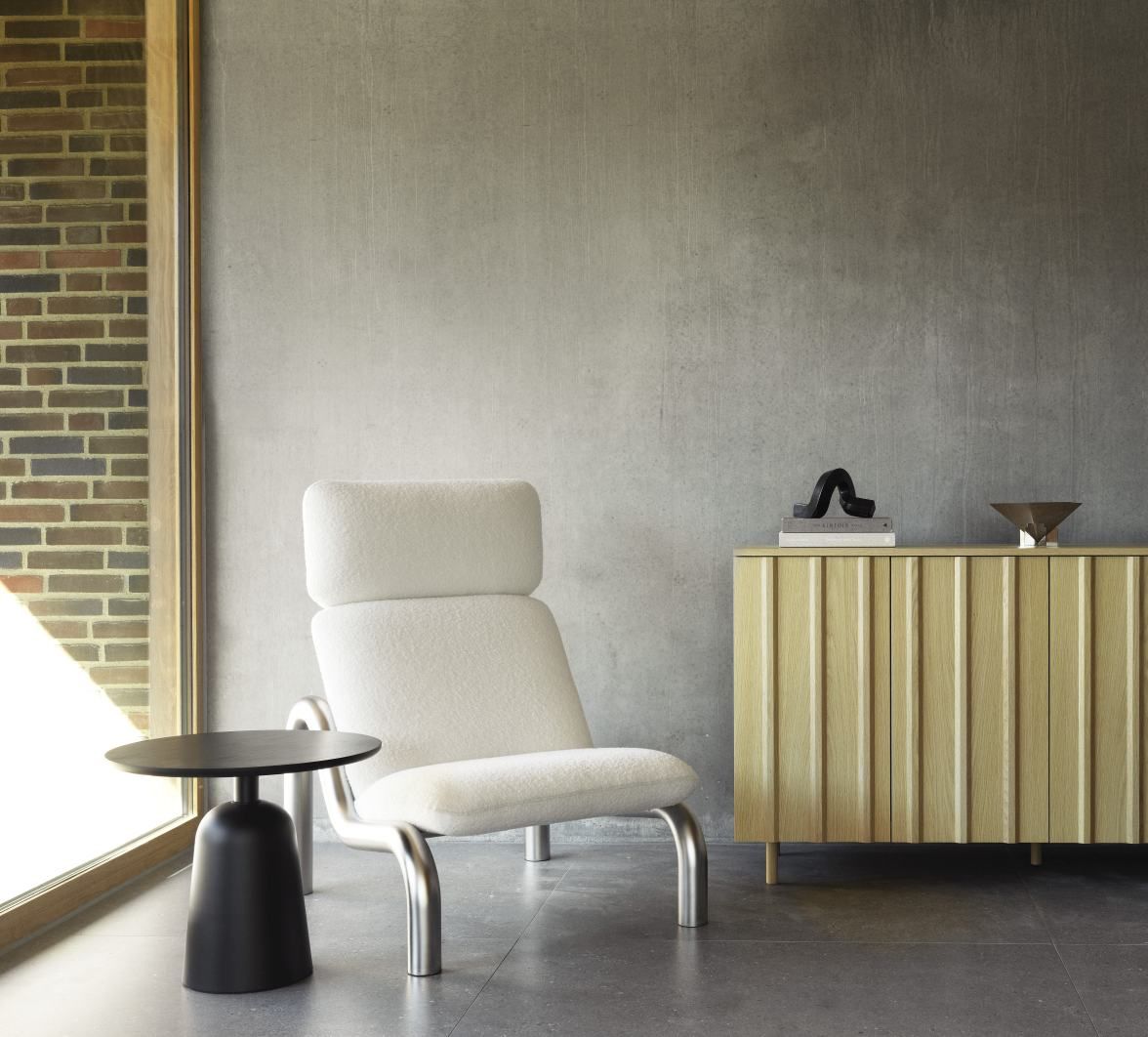 Nahaufnahme der Normann Copenhagen Fem Schale aus Edelstahl auf einem Sideboard, modernes Wohnzimmer-Interieur.