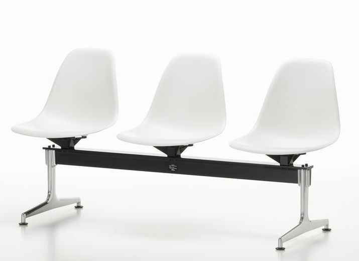 Eames Plastic Side Chair RE auf Traverse von Vitra, Wartebereich mit drei weißen Kunststoffschalen.