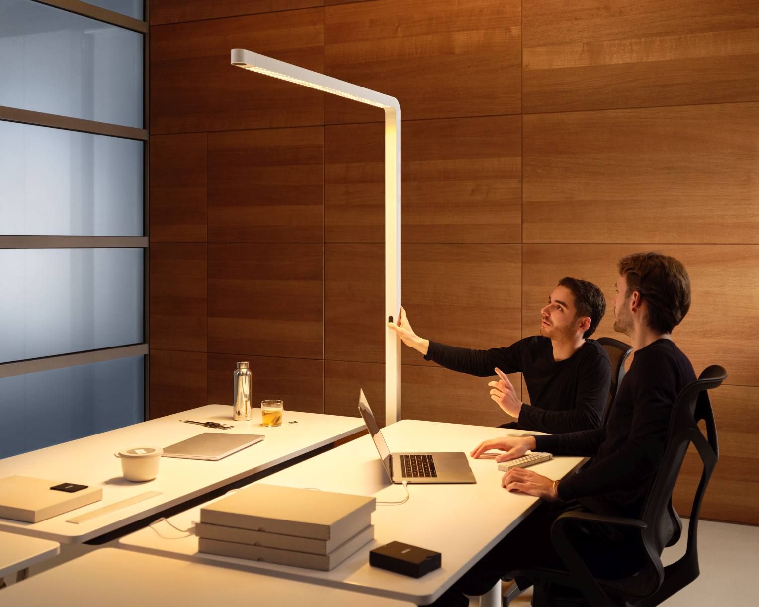 Team Agile Stehleuchte in Grau: Zwei Männer im Büro unter einer modernen Stehlampe mit indirektem Licht.