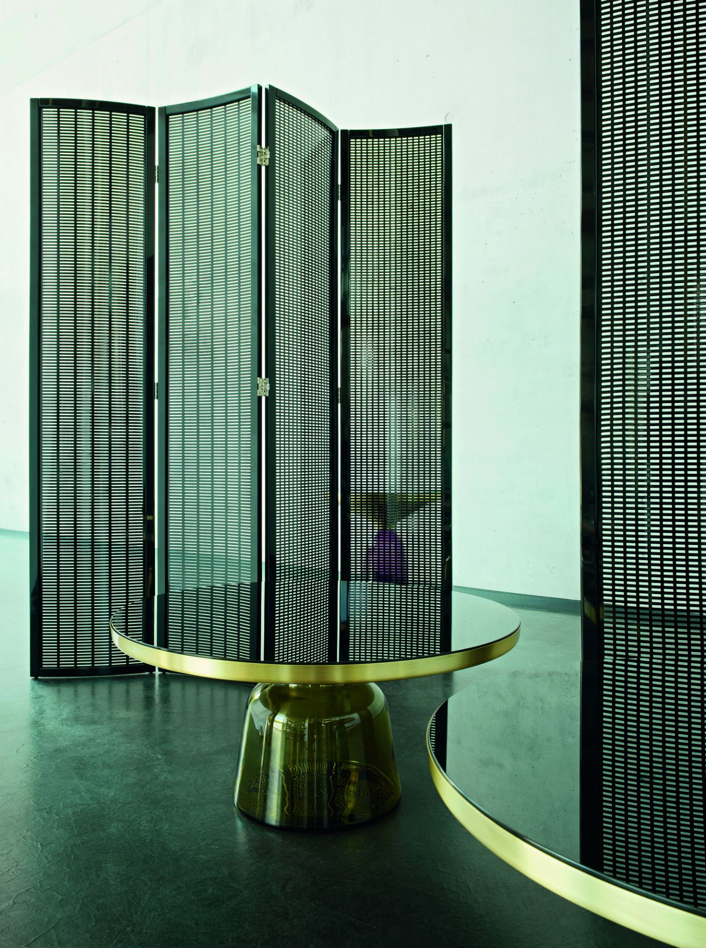 Bell Coffee Table Couchtisch mit Quarz-grauer Glasplatte und Messingrahmen, modernes Design für Wohnzimmer.