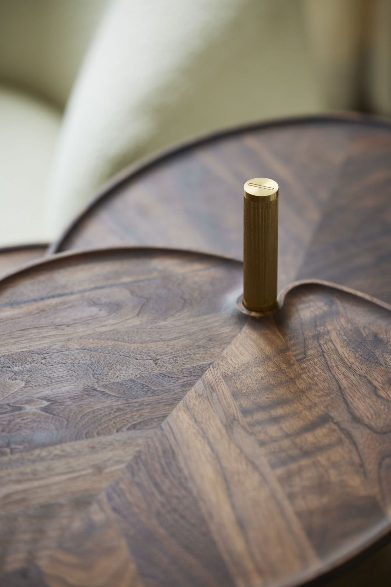 Detailaufnahme des Leaf 3 Side Table Beistelltischs von PER/USE mit edler Holzoberfläche und Messingdetail.