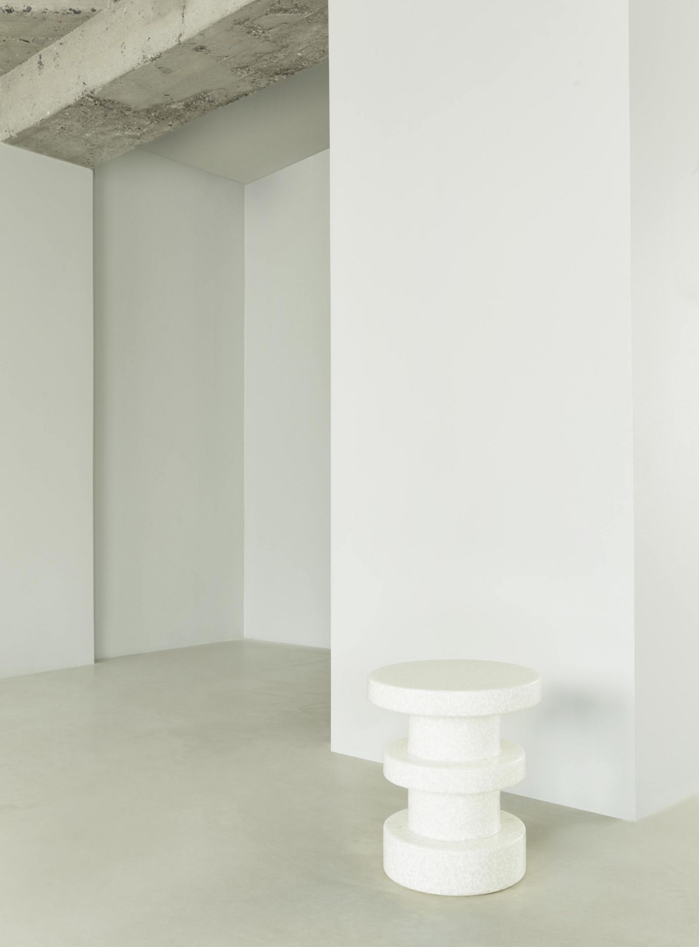 Weißer Bit Stool Stack Hocker von Normann Copenhagen im minimalistischen Interieur, geeignet als Beistelltisch oder Sitzgelegenheit.