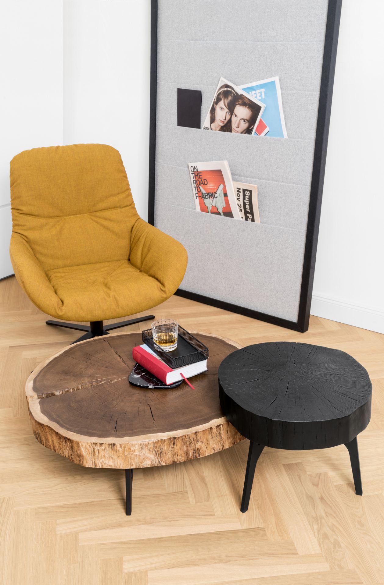 Stomp Beistelltisch H52 gekühlt Janua aus Holz, schwarz und natur, im modernen Wohnzimmer.