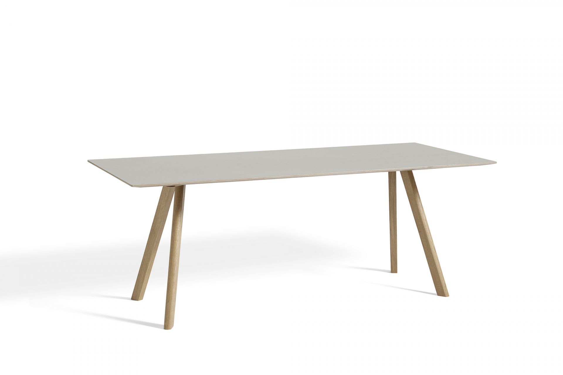 Heller Copenhague Tisch CPH 30 von Hay mit grauer Tischplatte und Holzbeinen.