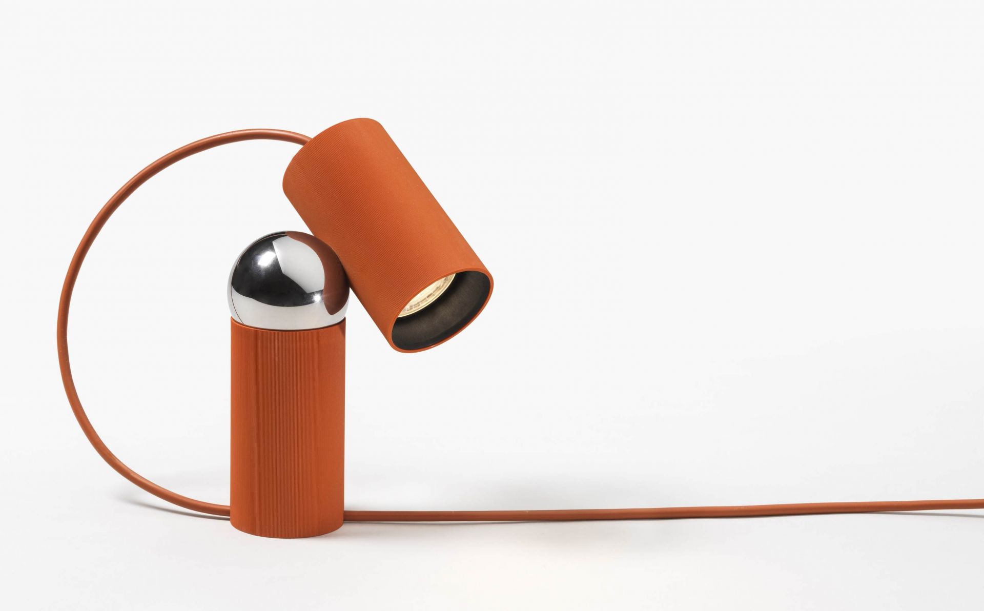 Bilboquet Tischleuchte in Orange mit verstellbarem Lampenschirm und Chromkugel. Moderne Designlampe für den Schreibtisch.