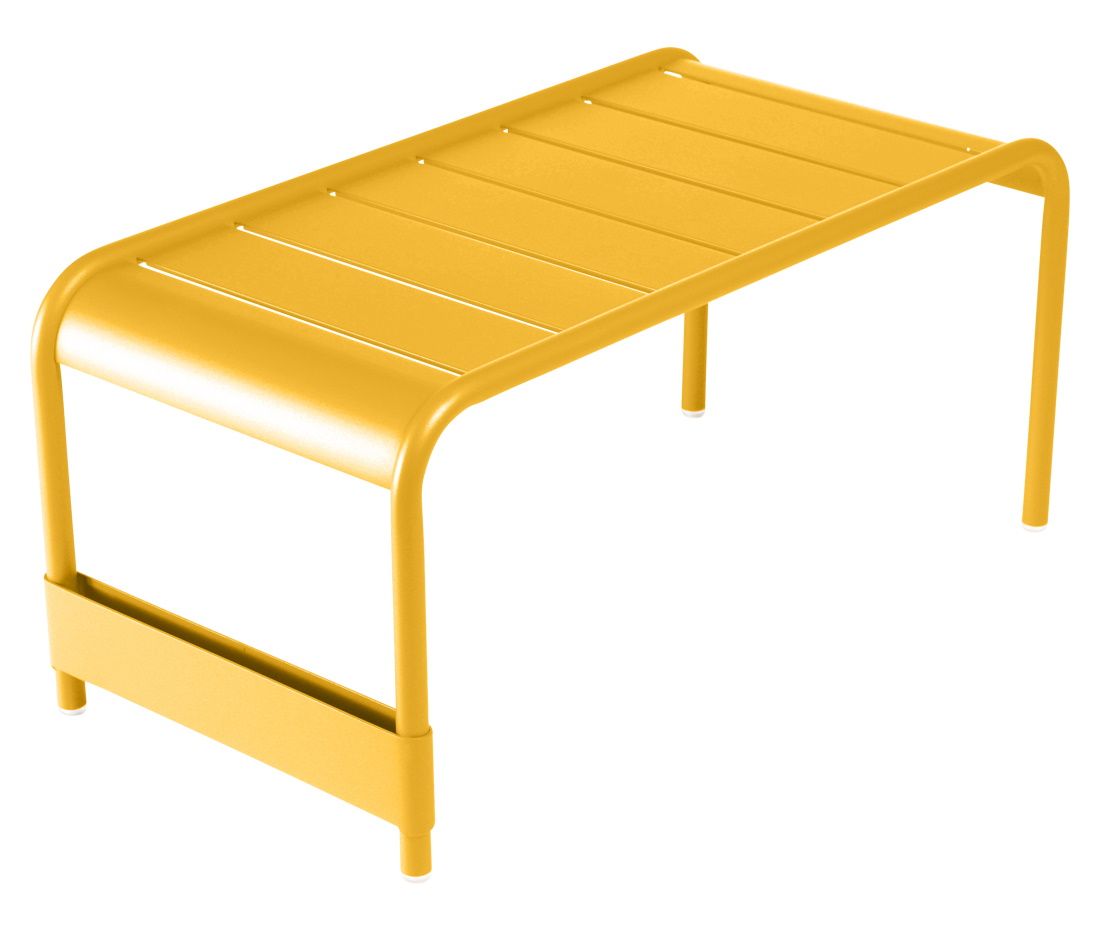 Gelber Luxembourg Outdoor Tisch/Bank von Fermob aus Metall, ideal für Garten und Terrasse.