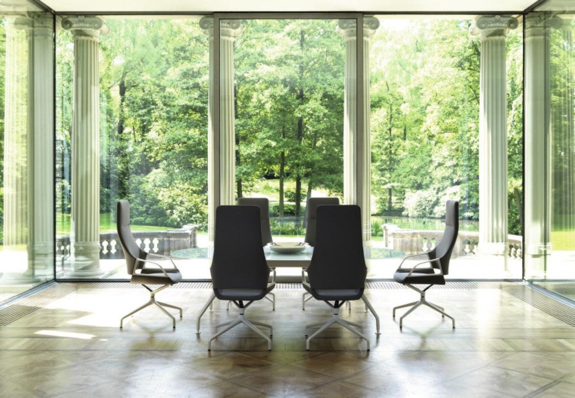 Graph Konferenzsessel von Wilkhahn mit hohem Rücken in einem modernen Konferenzraum mit Blick in den Garten.