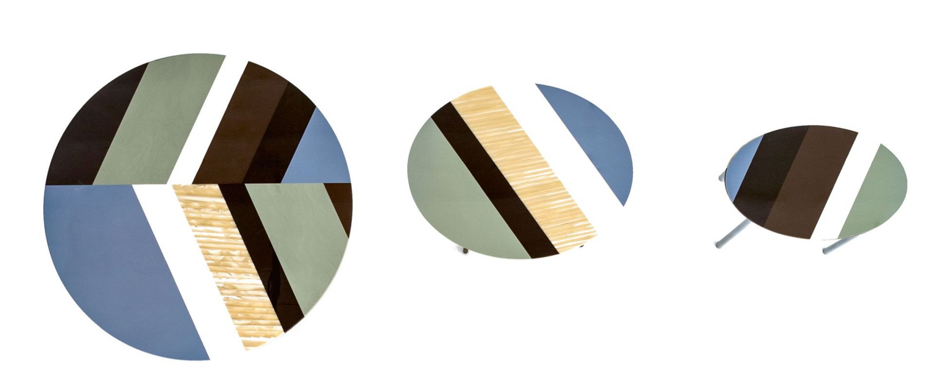 Fishbone Tisch von Moroso, oval, mit farbigen Streifen und Metallbeinen. Design Beistelltisch.