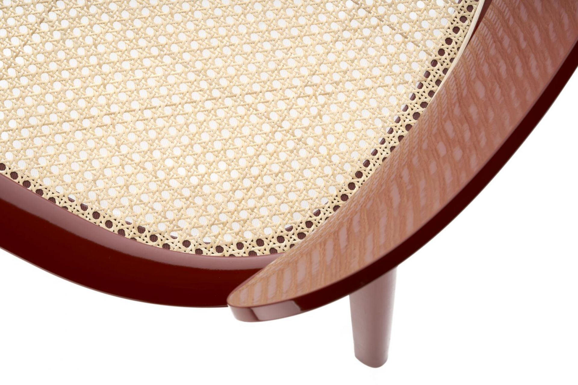 Detailaufnahme von Sitzfläche und Armlehne des Holzsesels Thonet 119 F mit Wiener Geflecht.