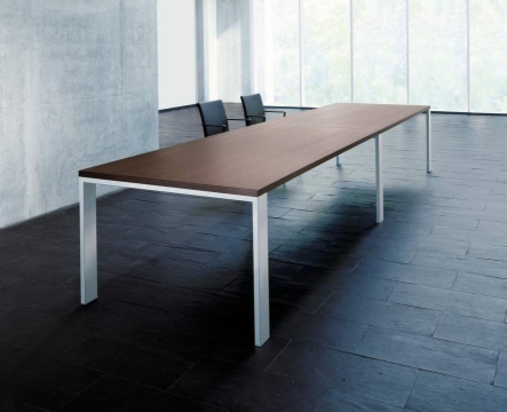 JASON LITE 1700 Konferenztisch von Walter Knoll mit Holzplatte und silberfarbenem Gestell in modernem Büro.