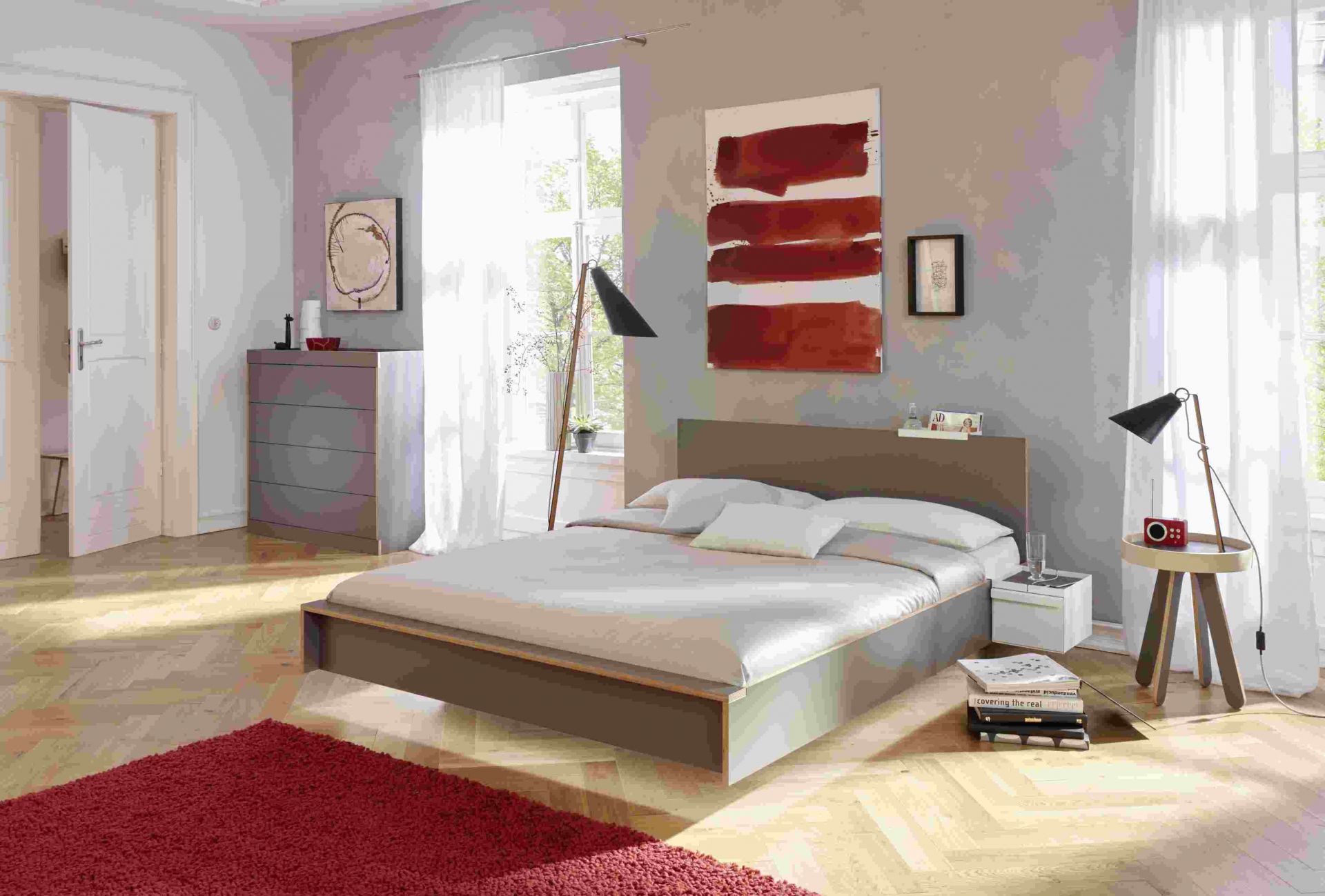Modernes Schlafzimmer mit Flai Nachttisch-Element von Müller Möbelwerkstätten in Grau und Braun.