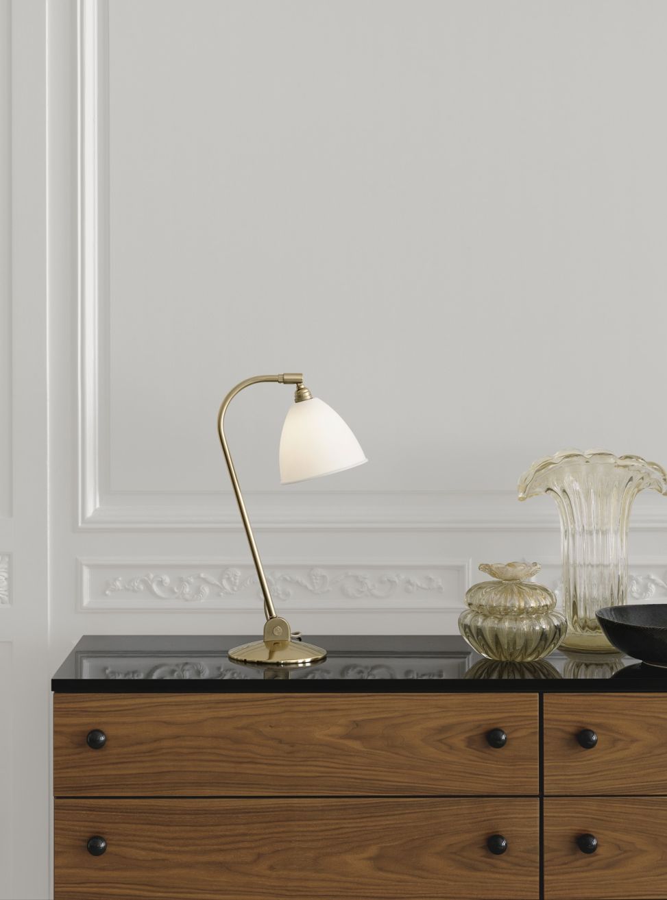 Bestlite BL2 Tischleuchte von Gubi in Bone China und Chrom auf Kommode. Designklassiker.