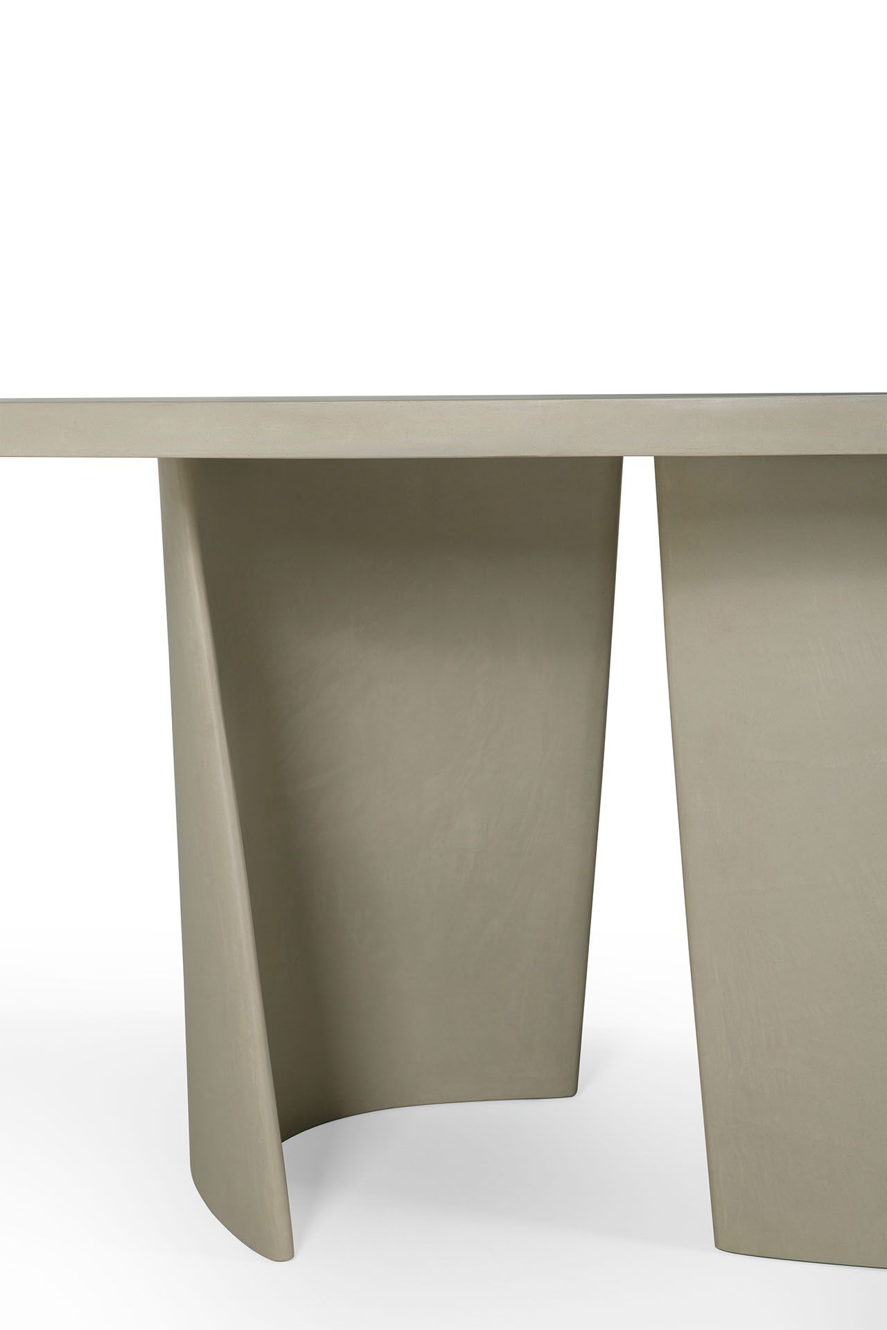 Detailaufnahme des Canyon Outdoor Esstischs von Ethnicraft, ein moderner Betontisch mit einzigartigem Design.